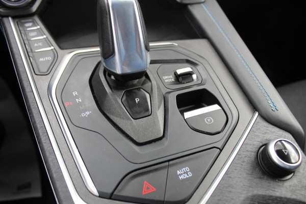Lynk & Co 01 261PK Automaat Adaptieve Cruise Control / Elektrisch verstelbare voorstoelen / BLIS / Stoelverwarming / Climate Control / Parkeersensoren met 360 gradencamera / Regensensor