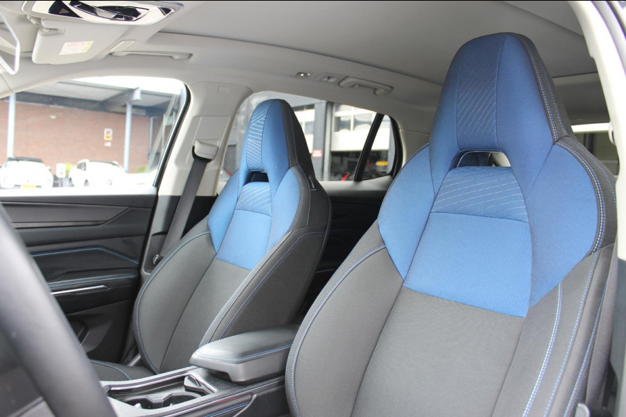 Lynk & Co 01 261PK Automaat Adaptieve Cruise Control / Elektrisch verstelbare voorstoelen / BLIS / Stoelverwarming / Climate Control / Parkeersensoren met 360 gradencamera / Regensensor