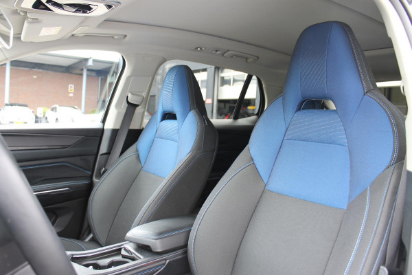 Lynk & Co 01 261PK Automaat Adaptieve Cruise Control / Elektrisch verstelbare voorstoelen / BLIS / Stoelverwarming / Climate Control / Parkeersensoren met 360 gradencamera / Regensensor