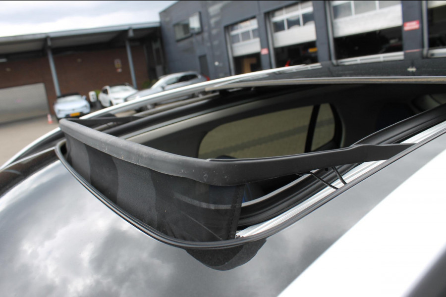 Lynk & Co 01 261PK Automaat Adaptieve Cruise Control / Elektrisch verstelbare voorstoelen / BLIS / Stoelverwarming / Climate Control / Parkeersensoren met 360 gradencamera / Regensensor
