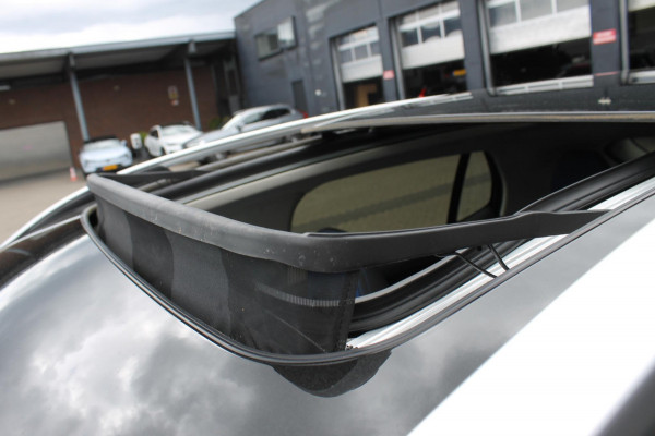 Lynk & Co 01 261PK Automaat Adaptieve Cruise Control / Elektrisch verstelbare voorstoelen / BLIS / Stoelverwarming / Climate Control / Parkeersensoren met 360 gradencamera / Regensensor