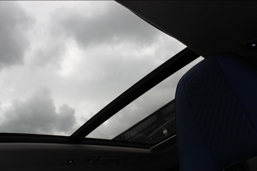 Lynk & Co 01 261PK Automaat Adaptieve Cruise Control / Elektrisch verstelbare voorstoelen / BLIS / Stoelverwarming / Climate Control / Parkeersensoren met 360 gradencamera / Regensensor