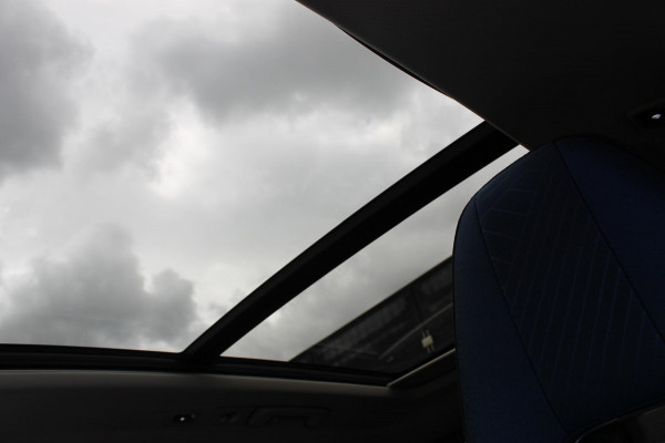 Lynk & Co 01 261PK Automaat Adaptieve Cruise Control / Elektrisch verstelbare voorstoelen / BLIS / Stoelverwarming / Climate Control / Parkeersensoren met 360 gradencamera / Regensensor
