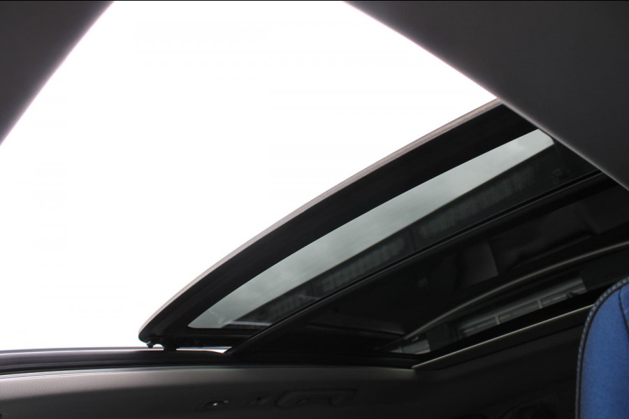 Lynk & Co 01 261PK Automaat Adaptieve Cruise Control / Elektrisch verstelbare voorstoelen / BLIS / Stoelverwarming / Climate Control / Parkeersensoren met 360 gradencamera / Regensensor