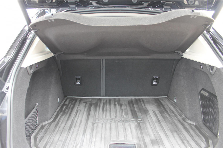 Lynk & Co 01 261PK Automaat Adaptieve Cruise Control / Elektrisch verstelbare voorstoelen / BLIS / Stoelverwarming / Climate Control / Parkeersensoren met 360 gradencamera / Regensensor