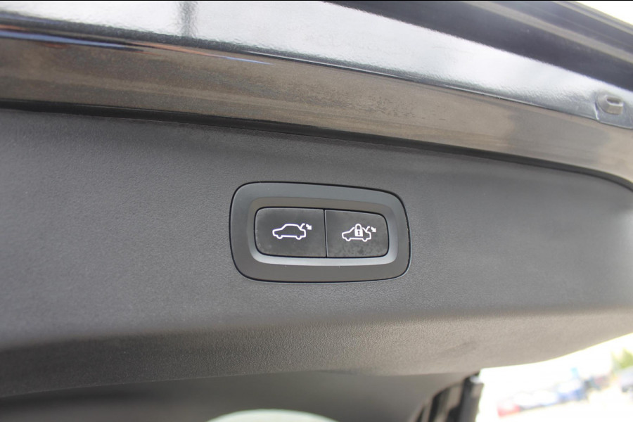 Lynk & Co 01 261PK Automaat Adaptieve Cruise Control / Elektrisch verstelbare voorstoelen / BLIS / Stoelverwarming / Climate Control / Parkeersensoren met 360 gradencamera / Regensensor
