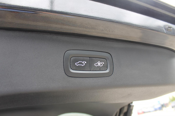 Lynk & Co 01 261PK Automaat Adaptieve Cruise Control / Elektrisch verstelbare voorstoelen / BLIS / Stoelverwarming / Climate Control / Parkeersensoren met 360 gradencamera / Regensensor