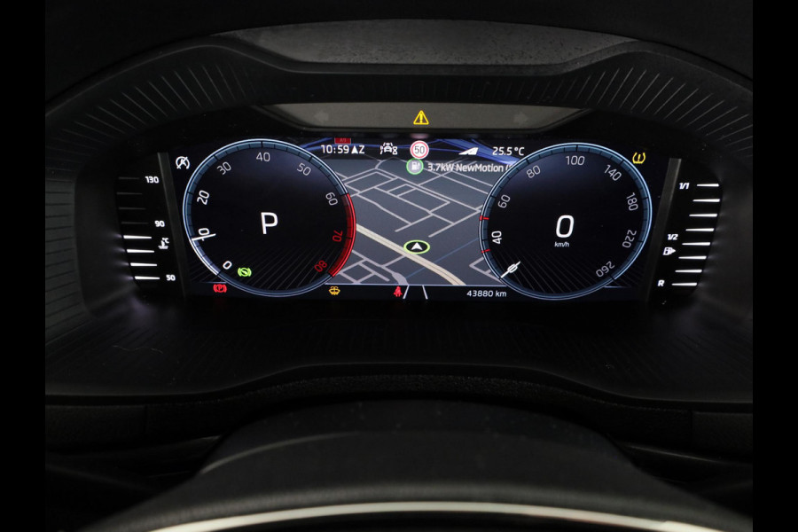 Škoda Karoq 1.5 TSI ACT Business Edition Plus 150 pk Automaat (DSG) | Verlengde garantie | Navigatie | Panoramadak | Parkeersensoren | Achteruitrijcamera | Adaptieve cruise control |