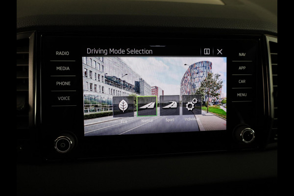 Škoda Karoq 1.5 TSI ACT Business Edition Plus 150 pk Automaat (DSG) | Verlengde garantie | Navigatie | Panoramadak | Parkeersensoren | Achteruitrijcamera | Adaptieve cruise control |