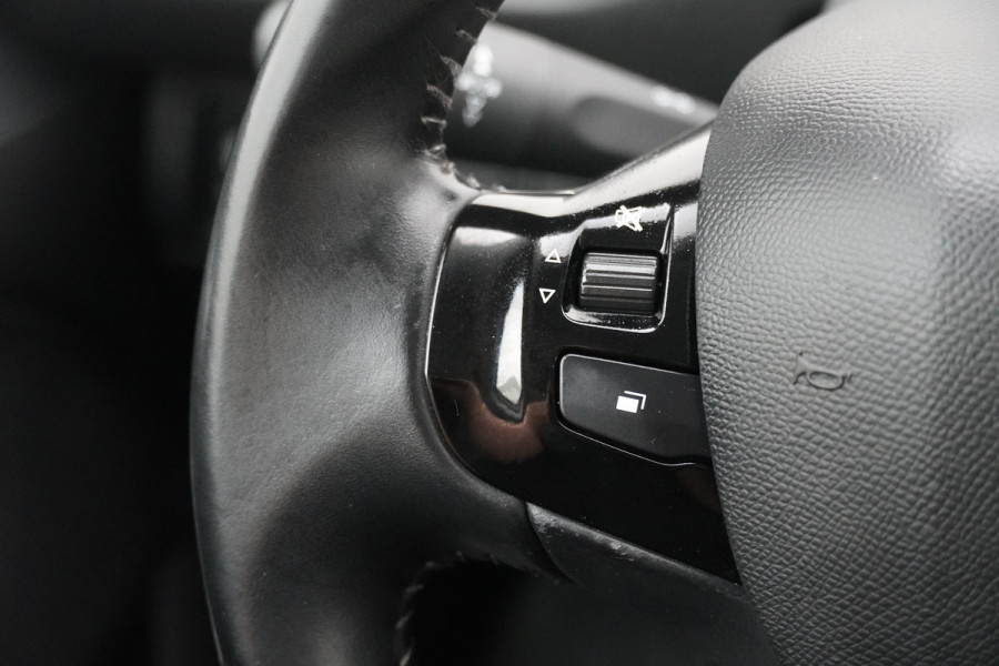 Peugeot 308 BWJ 2021 / 1.2 PT 111 PK Active Pack | VIRT COCKPIT | TREKHAAK | CLIMA | CARPLAY | NAVI | CRISE | DAB | LICHTMETAAL |