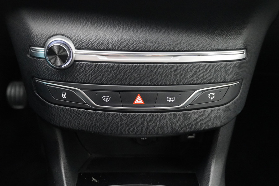 Peugeot 308 BWJ 2021 / 1.2 PT 111 PK Active Pack | VIRT COCKPIT | TREKHAAK | CLIMA | CARPLAY | NAVI | CRISE | DAB | LICHTMETAAL |
