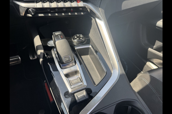 Peugeot 3008 1.2 PureTech GT-Line / Trekhaak / Panoramadak / Camera / 18'' / Half leder / Navigatie / Stoelverwarming / DAB / Dodehoek / Apple Carplay / Stoelverwarming / Cruise Control