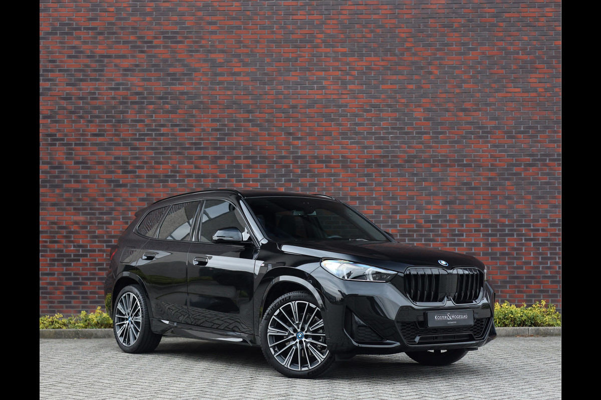BMW X1 30e xDrive | Pano - HUD - Trekhaak BMW X1 30e xDrive | Pano - HUD - Trekhaak