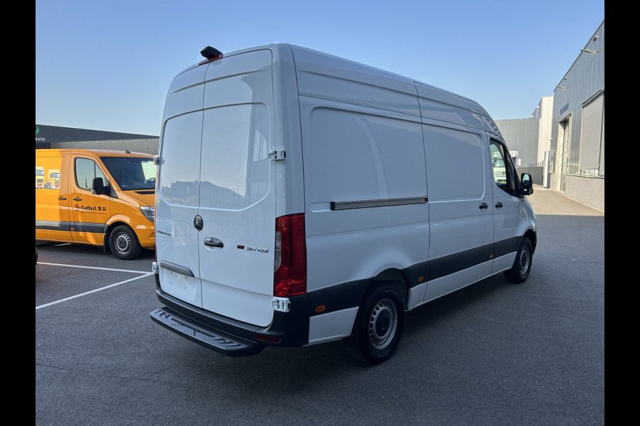 Mercedes-Benz Sprinter 317 CDI L2 H2 Automaat / MBUX / Navigatie / Camera / Parkeersensoren / Cruise control / Airco / 270 Graden achterdeuren
