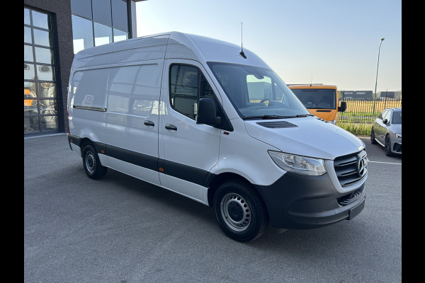 Mercedes-Benz Sprinter 317 CDI L2 H2 Automaat / MBUX / Navigatie / Camera / Parkeersensoren / Cruise control / Airco / 270 Graden achterdeuren