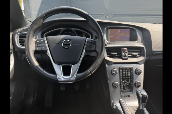 Volvo V40 2.0 T2 Nordic+ Dealer Onderhouden,Pano,Leder,Navi,Camera,Pdc,Stoelverw,123pk,Clima,Cruise,Lm velgen,N.A.P,6 Bak,Apk tot 06-2026