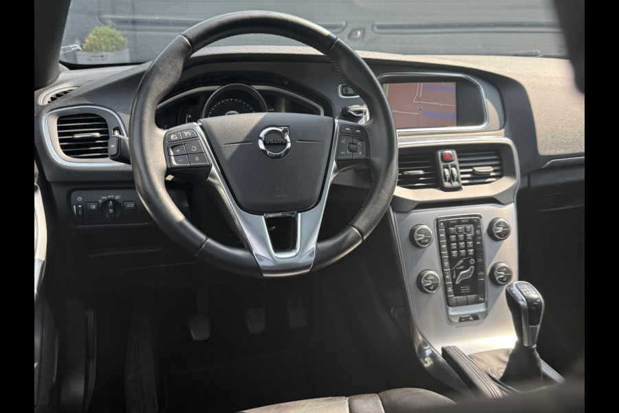 Volvo V40 2.0 T2 Nordic+ Dealer Onderhouden,Pano,Leder,Navi,Camera,Pdc,Stoelverw,123pk,Clima,Cruise,Lm velgen,N.A.P,6 Bak,Apk tot 06-2026