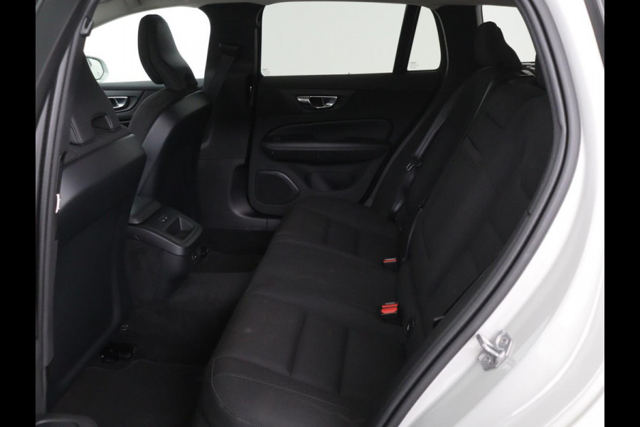 Volvo V60 2.0 B4 Momentum | Stoel & stuurverwarming | Trekhaak | Camera | Adaptive cruise | Carplay | Achterbankverwarming | Full LED | Navigatie