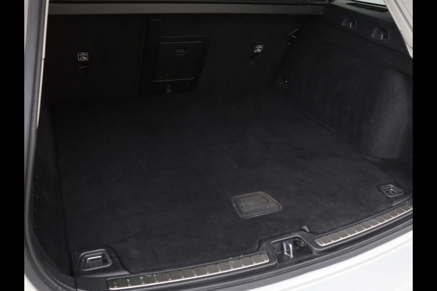 Volvo V60 2.0 B4 Momentum | Stoel & stuurverwarming | Trekhaak | Camera | Adaptive cruise | Carplay | Achterbankverwarming | Full LED | Navigatie