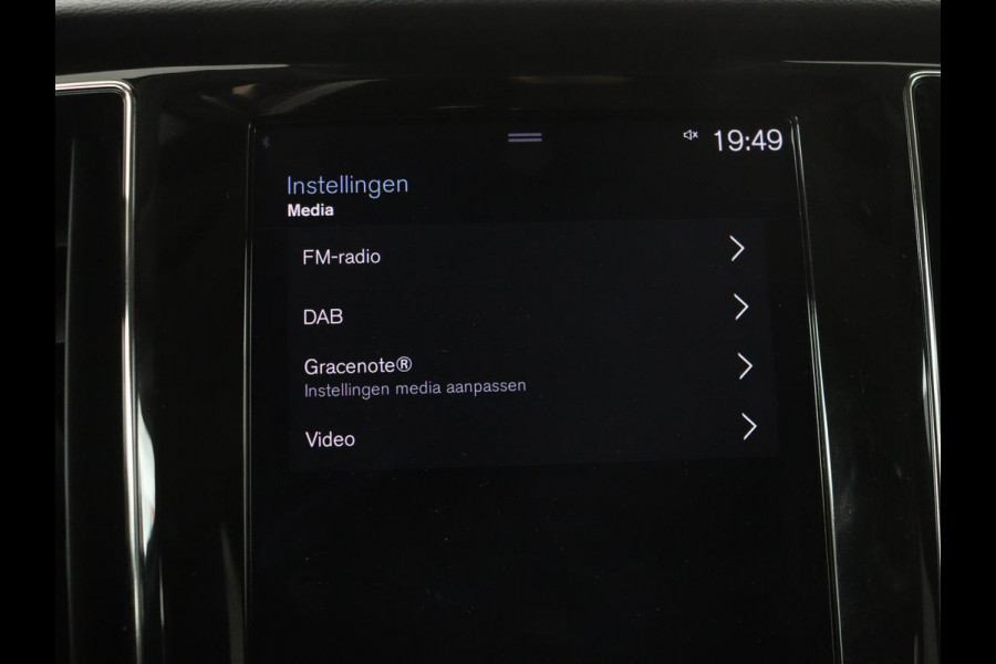 Volvo V60 2.0 B4 Momentum | Stoel & stuurverwarming | Trekhaak | Camera | Adaptive cruise | Carplay | Achterbankverwarming | Full LED | Navigatie