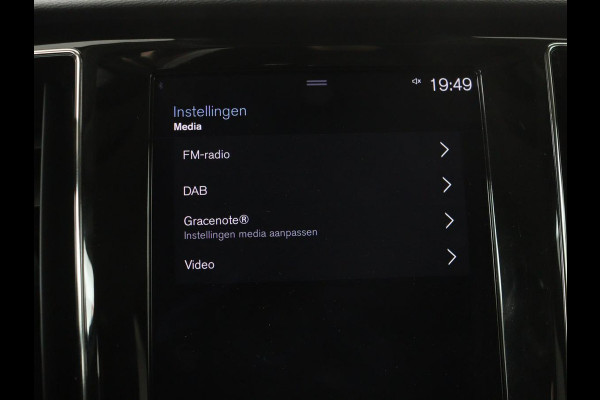 Volvo V60 2.0 B4 Momentum | Stoel & stuurverwarming | Trekhaak | Camera | Adaptive cruise | Carplay | Achterbankverwarming | Full LED | Navigatie