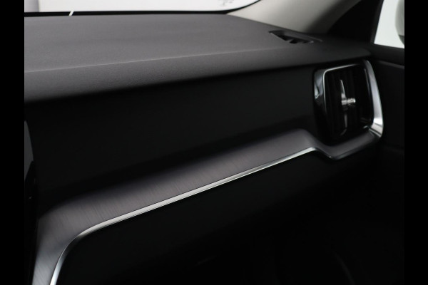 Volvo V60 2.0 B4 Momentum | Stoel & stuurverwarming | Trekhaak | Camera | Adaptive cruise | Carplay | Achterbankverwarming | Full LED | Navigatie