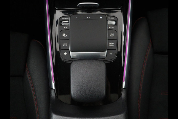 Mercedes-Benz GLB-Klasse 200 Business Solution AMG 7-persoons | Panoramadak | Trekhaak | Stoelverwarming | Matrix LED | Memory | Keyless | Camera | Navigatie