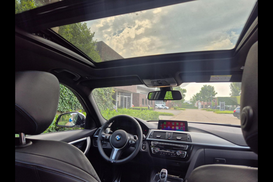 BMW 3 Serie Touring 320i M Sport Shadow EX 6WB Panorama Apple CarPlay Digitaal Teller NAP 2e-Eig F31