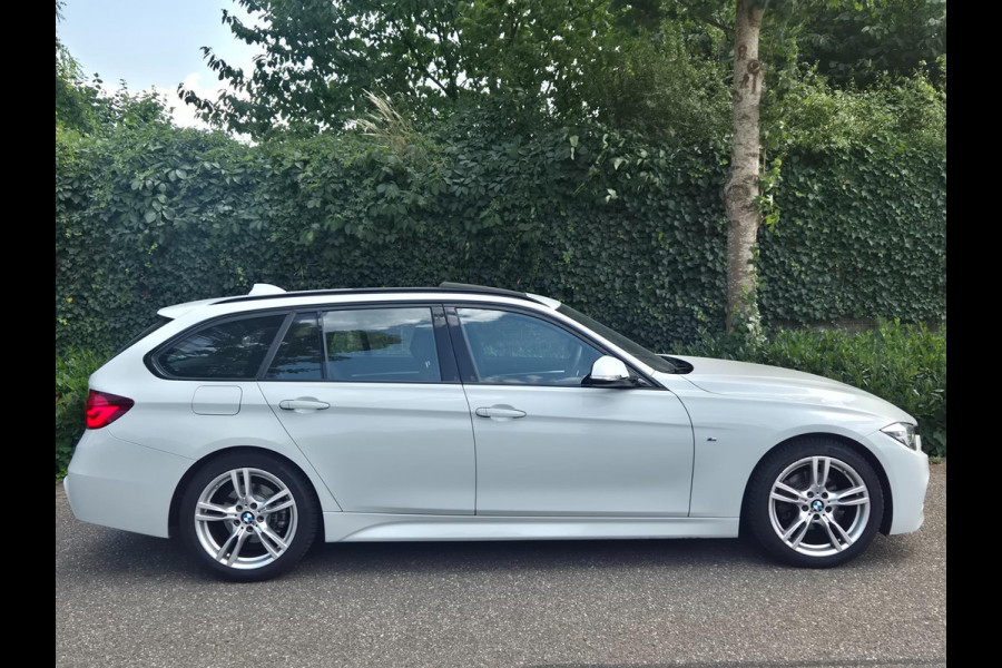 BMW 3 Serie Touring 320i M Sport Shadow EX 6WB Panorama Apple CarPlay Digitaal Teller NAP 2e-Eig F31