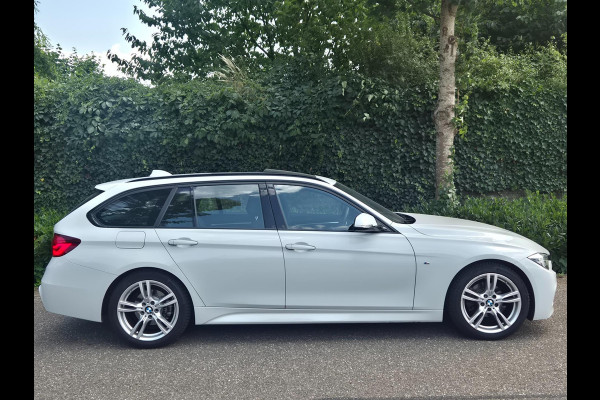 BMW 3 Serie Touring 320i M Sport Shadow EX 6WB Panorama Apple CarPlay Digitaal Teller NAP 2e-Eig F31