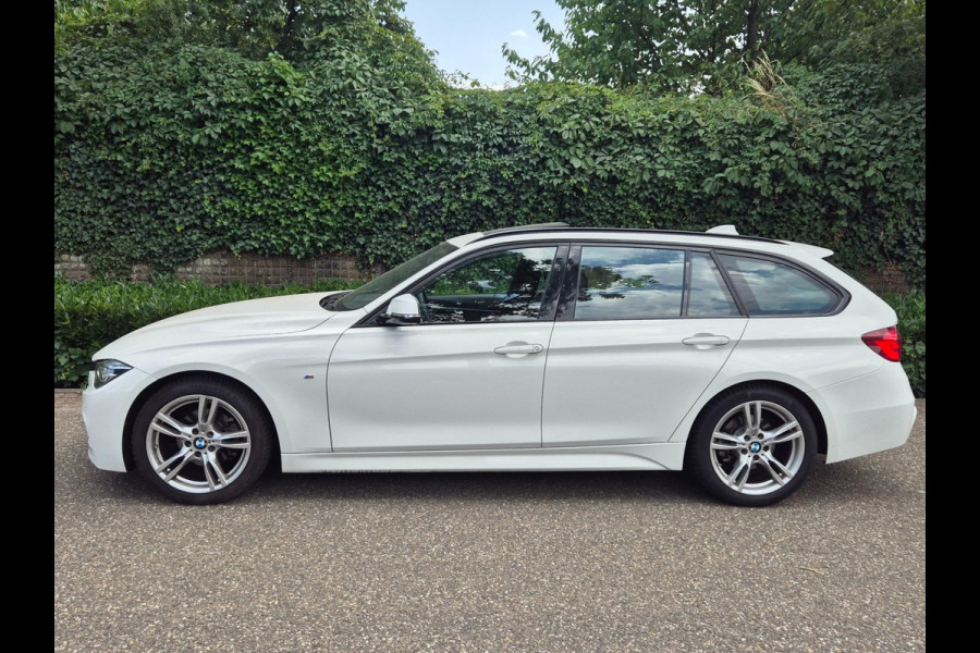 BMW 3 Serie Touring 320i M Sport Shadow EX 6WB Panorama Apple CarPlay Digitaal Teller NAP 2e-Eig F31