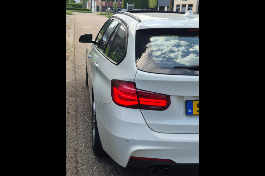 BMW 3 Serie Touring 320i M Sport Shadow EX 6WB Panorama Apple CarPlay Digitaal Teller NAP 2e-Eig F31