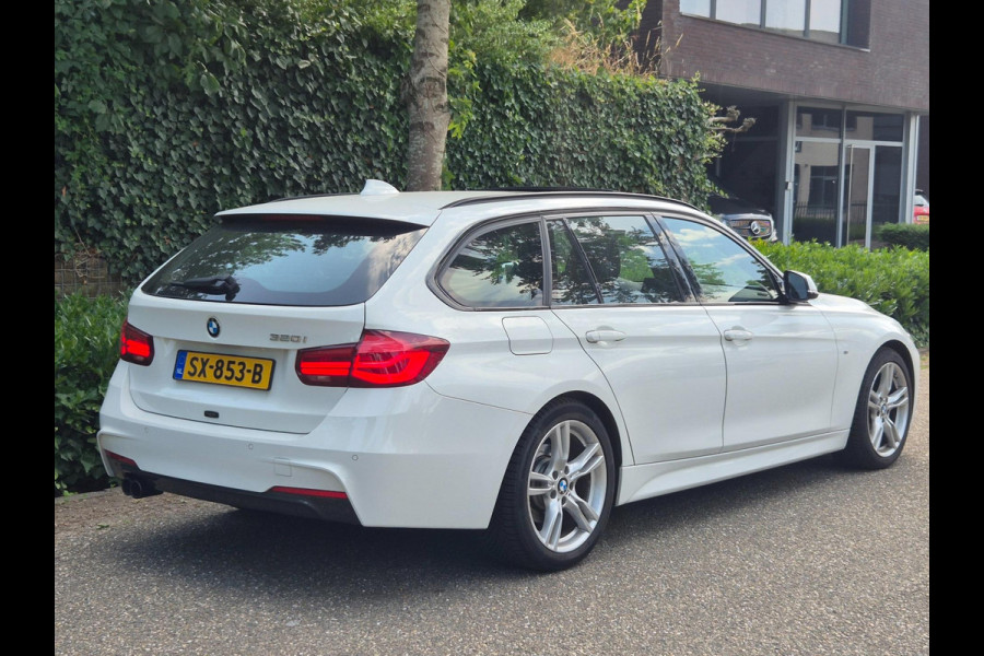 BMW 3 Serie Touring 320i M Sport Shadow EX 6WB Panorama Apple CarPlay Digitaal Teller NAP 2e-Eig F31
