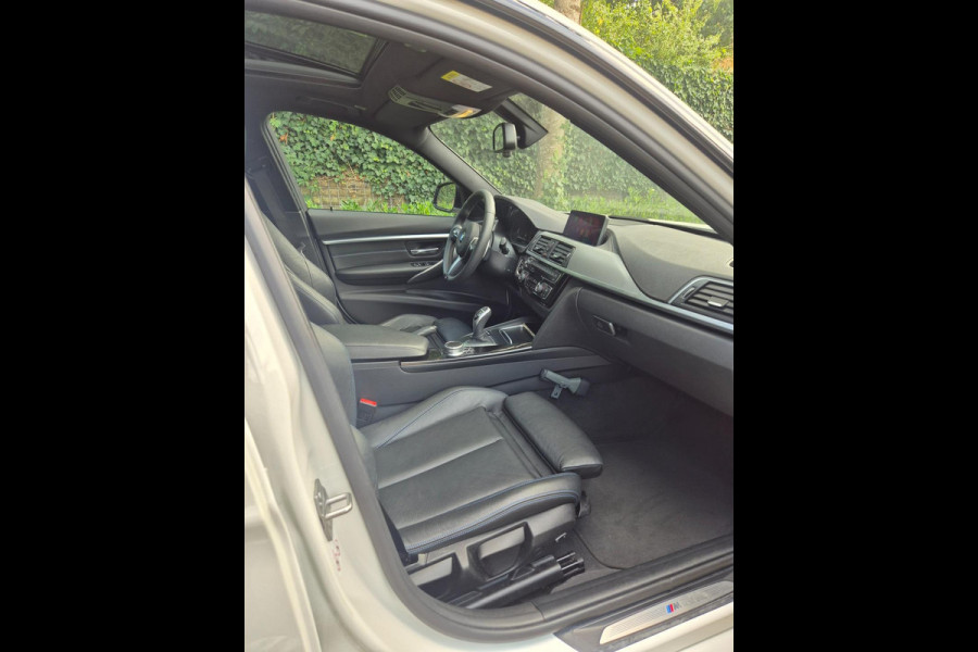 BMW 3 Serie Touring 320i M Sport Shadow EX 6WB Panorama Apple CarPlay Digitaal Teller NAP 2e-Eig F31
