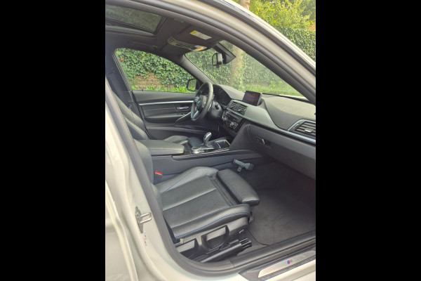 BMW 3 Serie Touring 320i M Sport Shadow EX 6WB Panorama Apple CarPlay Digitaal Teller NAP 2e-Eig F31