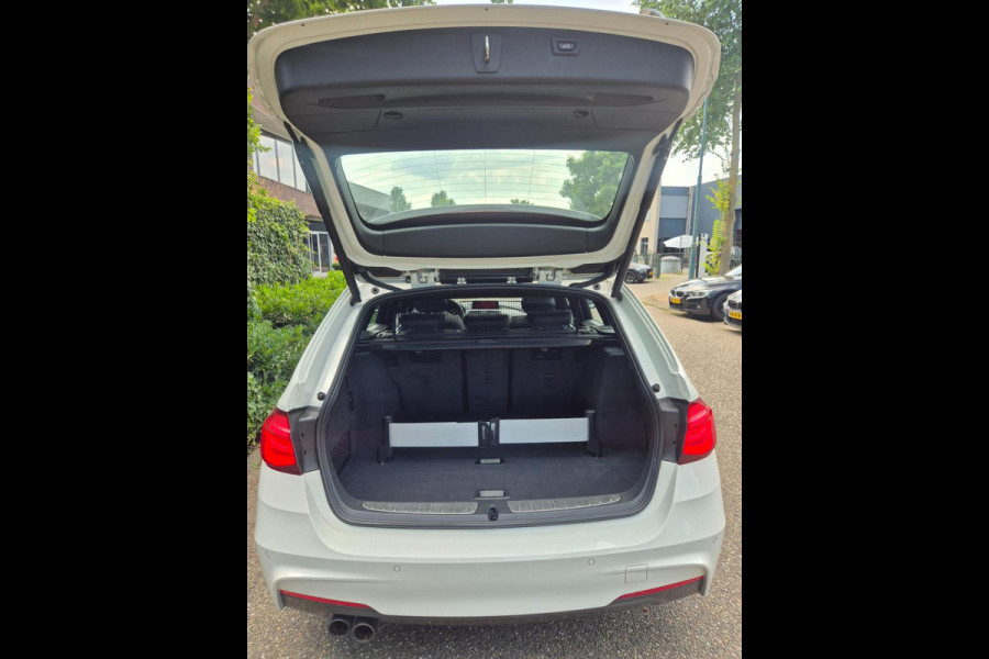 BMW 3 Serie Touring 320i M Sport Shadow EX 6WB Panorama Apple CarPlay Digitaal Teller NAP 2e-Eig F31