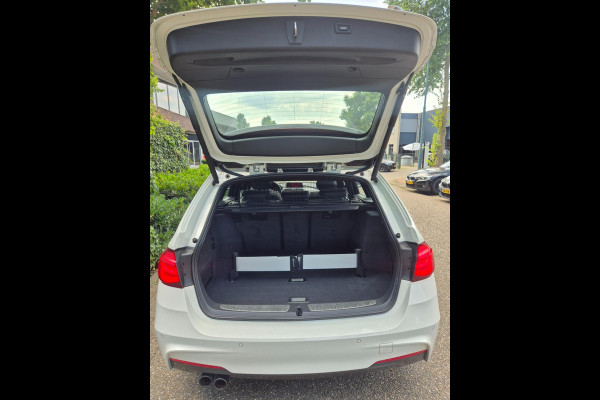 BMW 3 Serie Touring 320i M Sport Shadow EX 6WB Panorama Apple CarPlay Digitaal Teller NAP 2e-Eig F31
