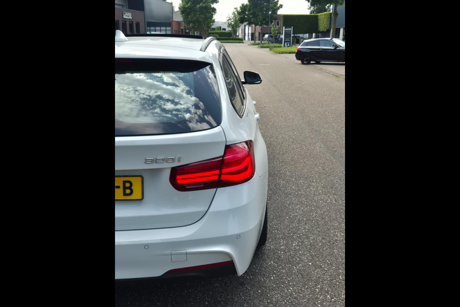 BMW 3 Serie Touring 320i M Sport Shadow EX 6WB Panorama Apple CarPlay Digitaal Teller NAP 2e-Eig F31