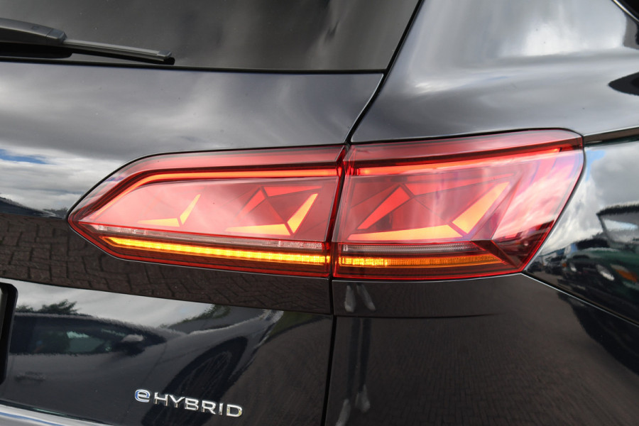 Volkswagen Touareg R 3.0 TSi eHybrid 4M Pano Trekh ACC Luchtvering 22inch