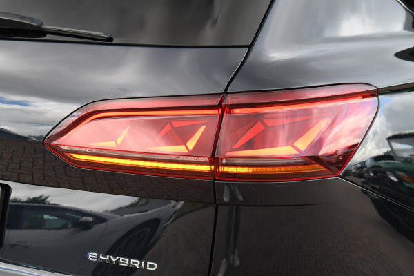 Volkswagen Touareg R 3.0 TSi eHybrid 4M Pano Trekh ACC Luchtvering 22inch