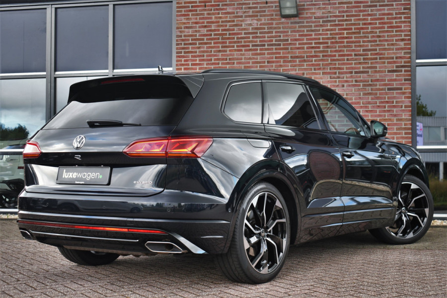 Volkswagen Touareg R 3.0 TSi eHybrid 4M Pano Trekh ACC Luchtvering 22inch
