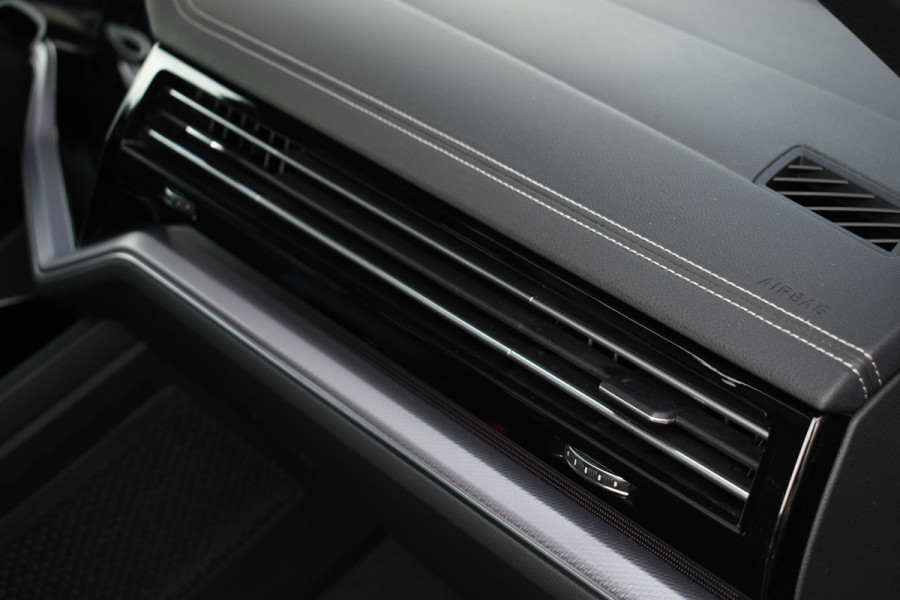 Volkswagen Touareg R 3.0 TSi eHybrid 4M Pano Trekh ACC Luchtvering 22inch