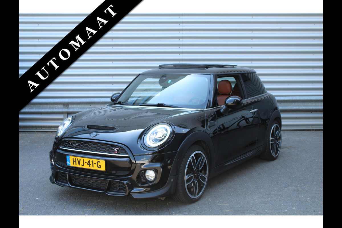 MINI Cooper S 2.0 192pk JC Works Automaat Panoramadak Clima Cruise Navi Camera Leder LMV Stoelverwarming MINI Cooper S 2.0 192pk JC Works Automaat Panoramadak Clima Cruise Navi Camera Leder LMV Stoelverwarming