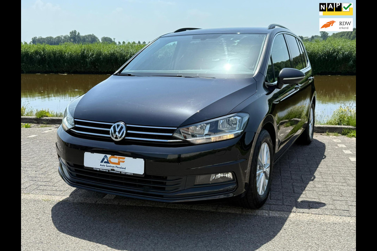 Volkswagen Touran 1.5 TSI Comfortline Business 7p trekhaak / carplay Volkswagen Touran 1.5 TSI Comfortline Business 7p trekhaak / carplay