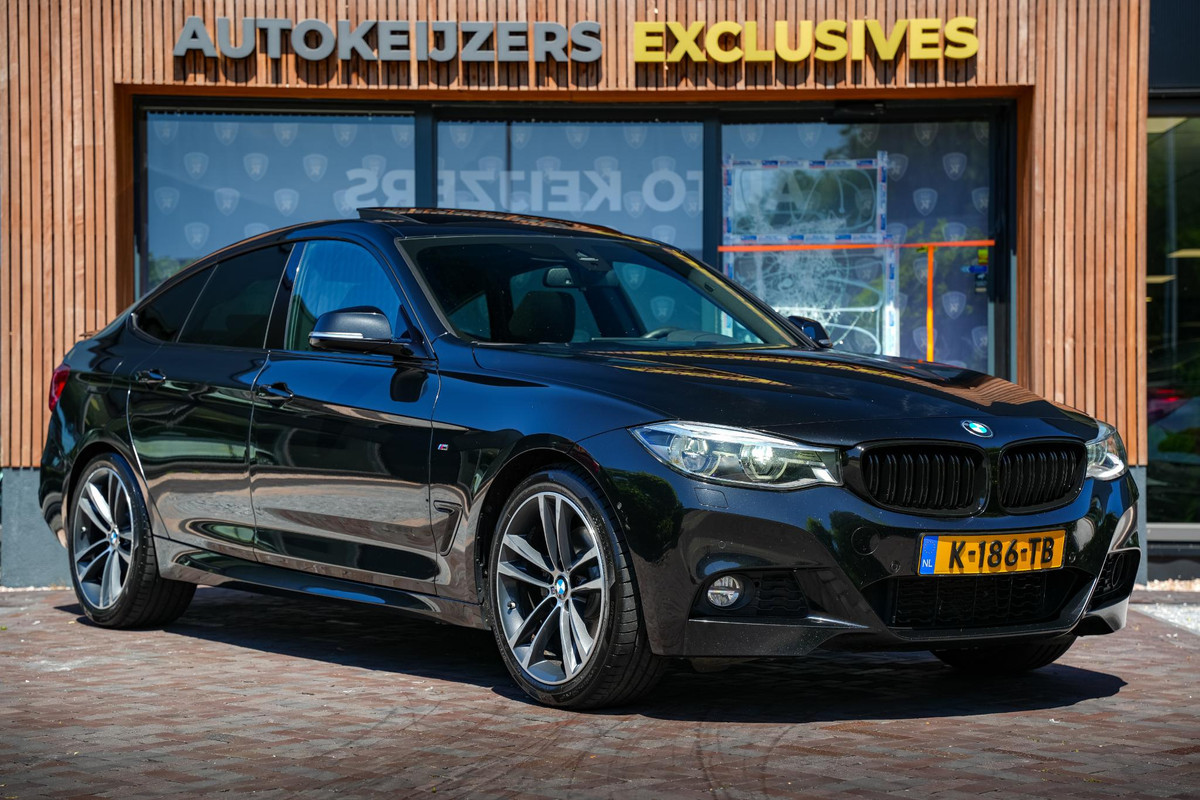 BMW 3-serie Gran Turismo 330d xDrive High Executive M Pakket Panoramadak Harman/Kardon Keyless HUD Trekhaak Alcantara