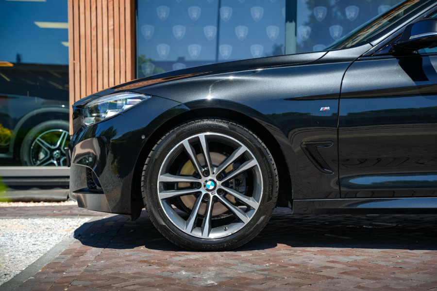 BMW 3-serie Gran Turismo 330d xDrive High Executive M Pakket Panoramadak Harman/Kardon Keyless HUD Trekhaak Alcantara
