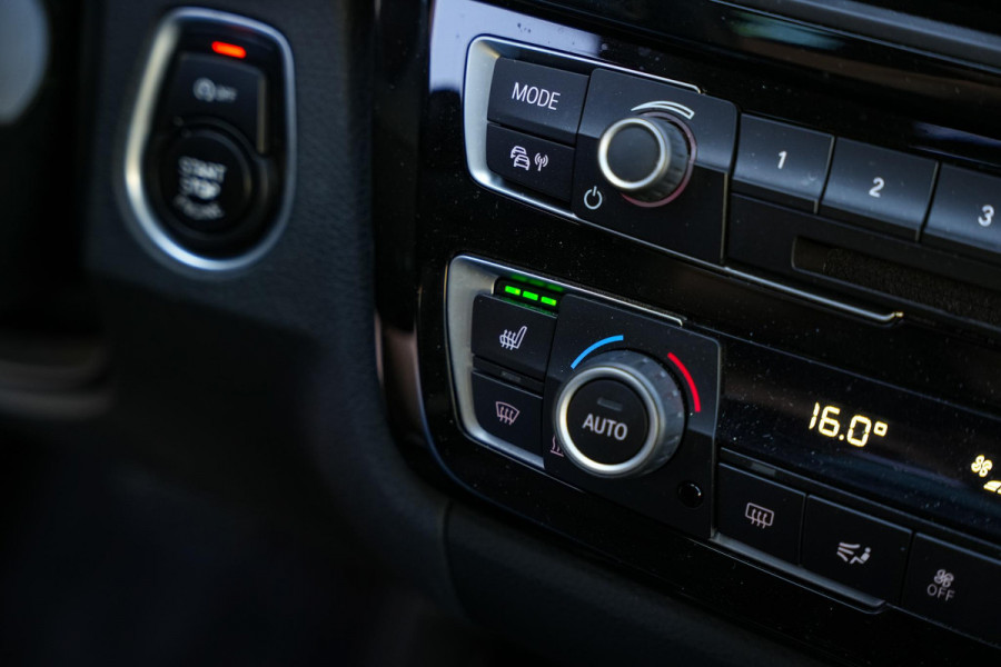 BMW 3-serie Gran Turismo 330d xDrive High Executive M Pakket Panoramadak Harman/Kardon Keyless HUD Trekhaak Alcantara