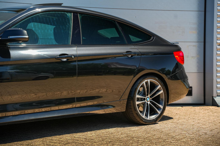 BMW 3-serie Gran Turismo 330d xDrive High Executive M Pakket Panoramadak Harman/Kardon Keyless HUD Trekhaak Alcantara