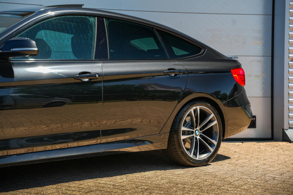 BMW 3-serie Gran Turismo 330d xDrive High Executive M Pakket Panoramadak Harman/Kardon Keyless HUD Trekhaak Alcantara
