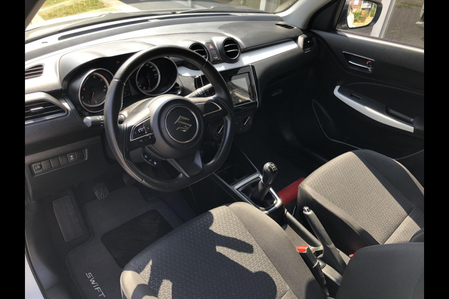 Suzuki Swift 1.0 Boosterjet 112pk Select | Stoelverwarming, Lichtmetalen velgen, Parkeercamera, Airco, Apple CarPlay/Android Auto
